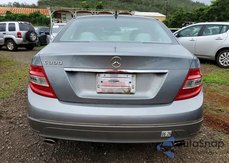 2010 Mercedes-Benz C 300 z USA, uszkodzony, nr VIN WDDGF5EB3AA400754
